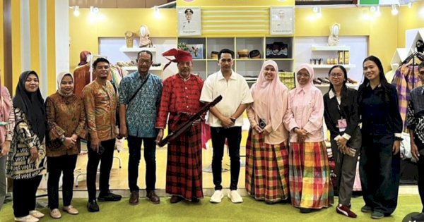 Dinas Kebudayaan Makassar Tampilkan Seni Sinrili di INACRAFT 2026
