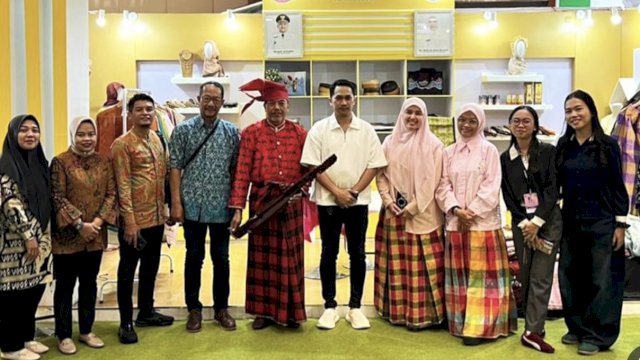 Dinas Kebudayaan Makassar Tampilkan Seni Sinrili di INACRAFT 2026