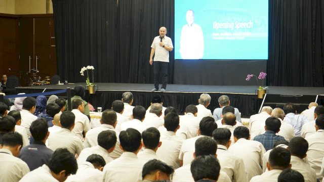 Suasana Halalbihalal KALLA 1447 H yang dihadiri langsung oleh Ibu Mufidah Jusuf Kalla, jajaran direksi, dan ratusan karyawan di Saoraja Ballroom Wisma Kalla, Senin (30/3/2026).