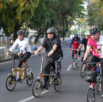Wali Kota Makassar Tinjau Jumat Bersih Sambil Gowes di Dua Kecamatan