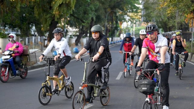Wali Kota Makassar Tinjau Jumat Bersih Sambil Gowes di Dua Kecamatan