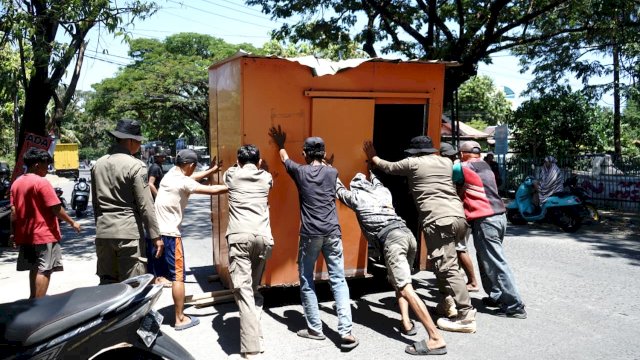 Lagi, Delapan Lapak Pedagang di Kecamatan Tallo Ditertibkan