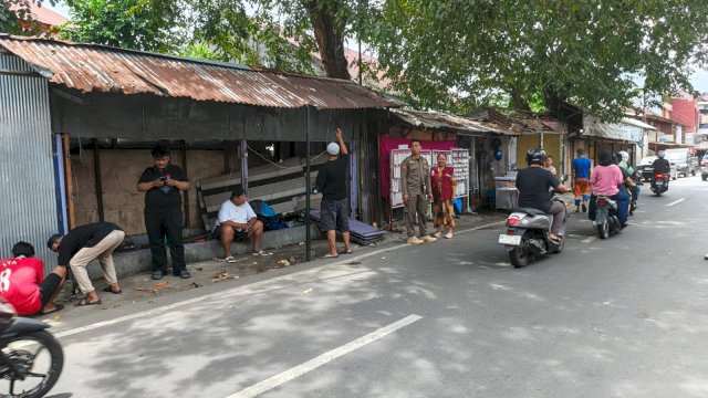 Lima Tahun Berdiri di Atas Drainase, Lapak Liar di Tallo Akhirnya Dibongkar