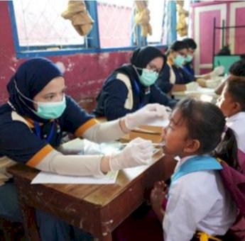 Misi &ldquo;Sailing for Smiling&rdquo;, 200 Dokter Gigi Anak Layani Ratusan Siswa di Pulau Kodingareng
