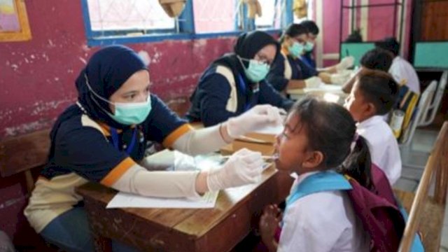 Misi &ldquo;Sailing for Smiling&rdquo;, 200 Dokter Gigi Anak Layani Ratusan Siswa di Pulau Kodingareng