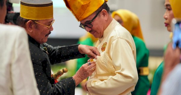 Sekprov Jufri Rahman Terima Penyematan Kehormatan di HUT Majelis Keturunan To Manurung
