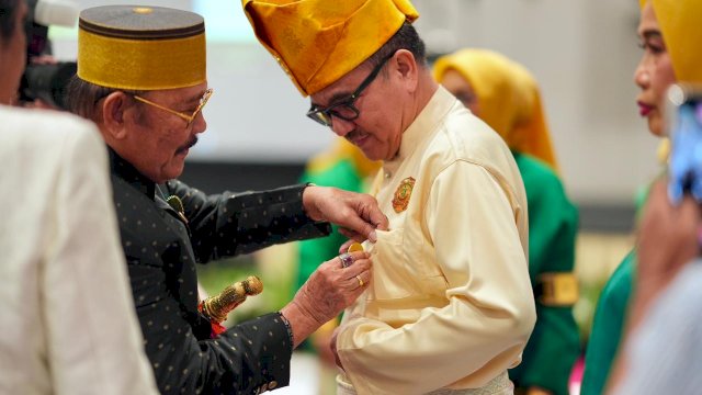 Sekprov Jufri Rahman Terima Penyematan Kehormatan di HUT Majelis Keturunan To Manurung