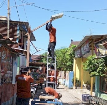 Pemkot Makassar Hadirkan 40 Lampu Tenaga Surya di Kepulauan