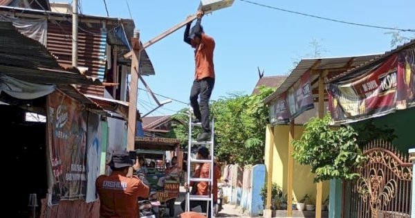 Pemkot Makassar Hadirkan 40 Lampu Tenaga Surya di Kepulauan