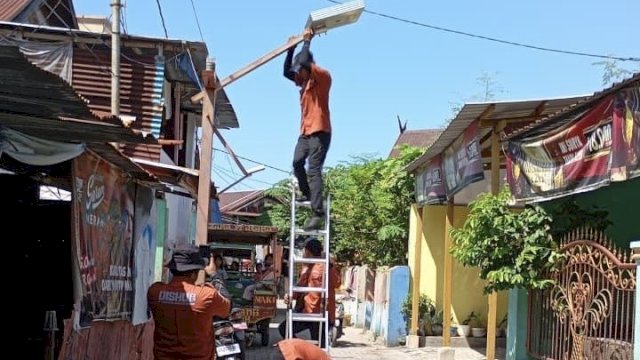 Pemkot Makassar Hadirkan 40 Lampu Tenaga Surya di Kepulauan