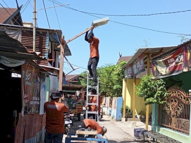 Pemkot Makassar Hadirkan 40 Lampu Tenaga Surya di Kepulauan
