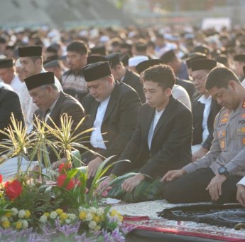 Munafri dan Aliyah Salat Id Bersama Warga, Titip Pesan Keikhlasan dan Solidaritas Sosial