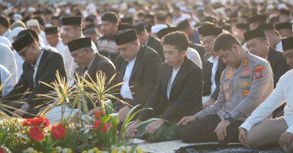 Munafri dan Aliyah Salat Id Bersama Warga, Titip Pesan Keikhlasan dan Solidaritas Sosial