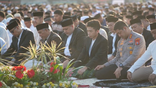 Munafri dan Aliyah Salat Id Bersama Warga, Titip Pesan Keikhlasan dan Solidaritas Sosial
