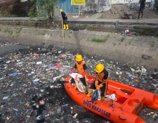 Respon Aduan Warga, Munafri Kerahkan Tim Gabungan Bersihkan Sampah di Kanal Bara-Baraya