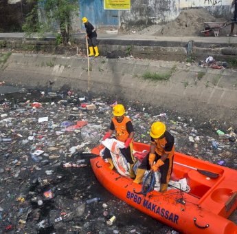 Respon Aduan Warga, Munafri Kerahkan Tim Gabungan Bersihkan Sampah di Kanal Bara-Baraya
