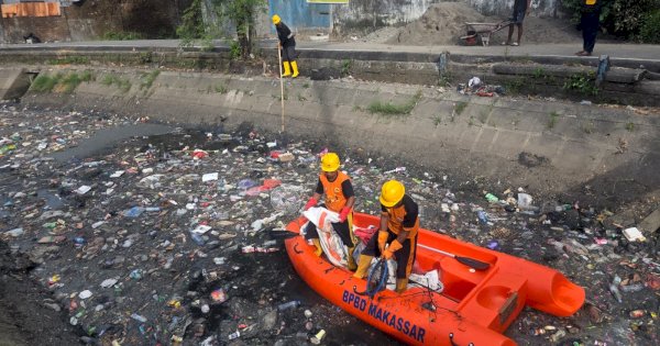 Respon Aduan Warga, Munafri Kerahkan Tim Gabungan Bersihkan Sampah di Kanal Bara-Baraya