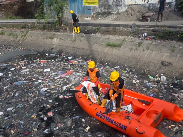 Respon Aduan Warga, Munafri Kerahkan Tim Gabungan Bersihkan Sampah di Kanal Bara-Baraya