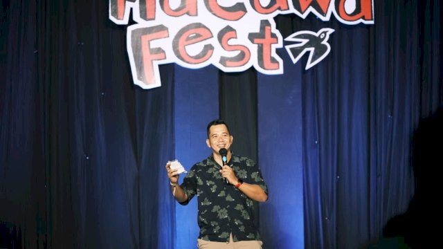 Panggung Pecah Briptu Fachry Satu-satunya Polisi yang Tampil di Macawa Fest 2026, Festival Stand Up terbesar di Indonesia Timur