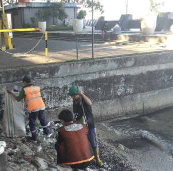Respons Cepat Aduan Warga, Kecamatan Ujung Pandang Bersihkan Sampah di Pantai Losari