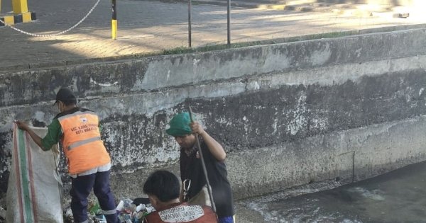 Respons Cepat Aduan Warga, Kecamatan Ujung Pandang Bersihkan Sampah di Pantai Losari
