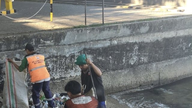 Respons Cepat Aduan Warga, Kecamatan Ujung Pandang Bersihkan Sampah di Pantai Losari