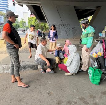 Respons Cepat Dinsos Makassar Tangani Lansia Terlantar, Berhasil Dipulangkan ke Keluarga