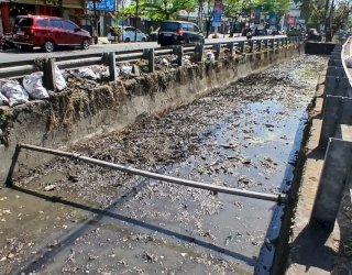 Tindaklanjuti Aduan Warga Via Lontara Plus, Dinas PU Makassar Normalisasi Saluran di Jalan Pengayoman