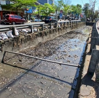 Tindaklanjuti Aduan Warga Via Lontara Plus, Dinas PU Makassar Normalisasi Saluran di Jalan Pengayoman