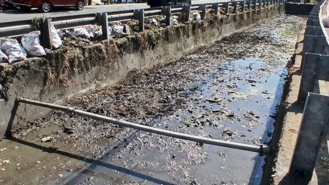Tindaklanjuti Aduan Warga Via Lontara Plus, Dinas PU Makassar Normalisasi Saluran di Jalan Pengayoman