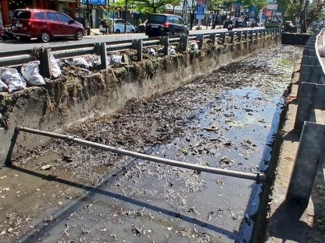 Tindaklanjuti Aduan Warga Via Lontara Plus, Dinas PU Makassar Normalisasi Saluran di Jalan Pengayoman