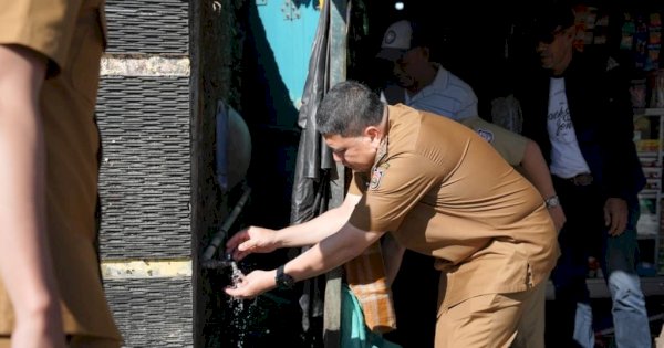 Tak Sekadar Terima Laporan, Appi Turun Langsung Cek Aliran Air PDAM di Permukiman Warga