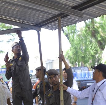 Berdiri 20 Tahun di Atas Fasum, Pemkot Tertibkan Tiga Bangunan Semipermanen di Biringkanaya