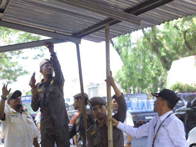 Berdiri 20 Tahun di Atas Fasum, Pemkot Tertibkan Tiga Bangunan Semipermanen di Biringkanaya