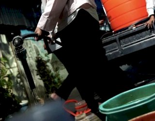 PDAM Makassar Distribusikan Air Bersih ke Lorong-Lorong Hingga Malam