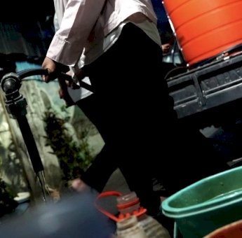 PDAM Makassar Distribusikan Air Bersih ke Lorong-Lorong Hingga Malam