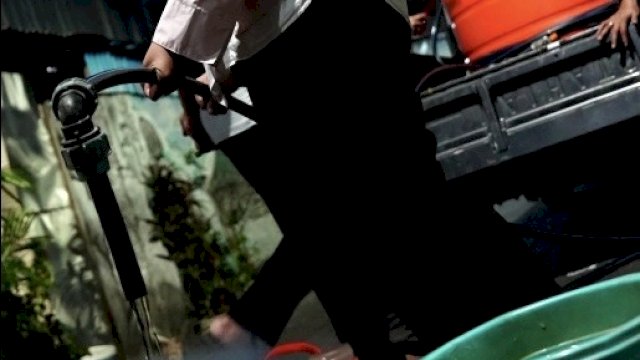 PDAM Makassar Distribusikan Air Bersih ke Lorong-Lorong Hingga Malam