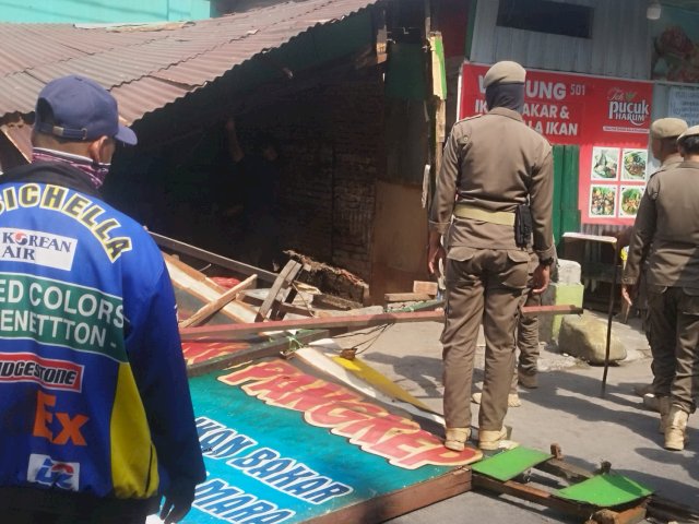 Sepuluh Lapak di Gunung Lompo Battang Dibongkar Usai Kuasai Fasum Dua Dekade