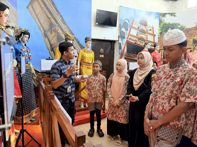 Disbud Makassar Kenalkan Sejarah dan Budaya kepada Anak Panti Lewat Kunjungan Museum