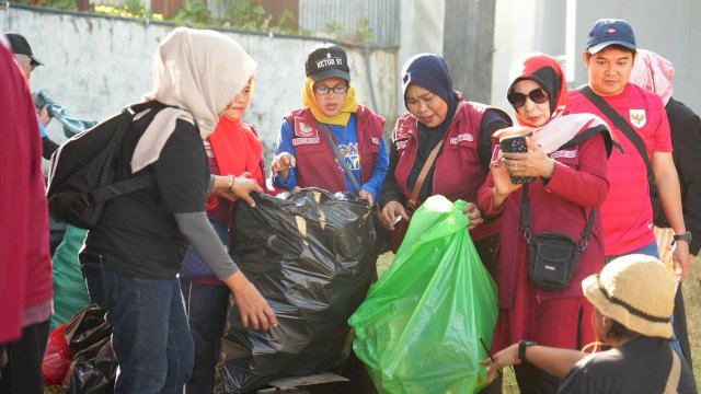 Jelajah Sampah Titik ke-13 Digelar di Biringkanaya, BSI Maslahat Salurkan CSR