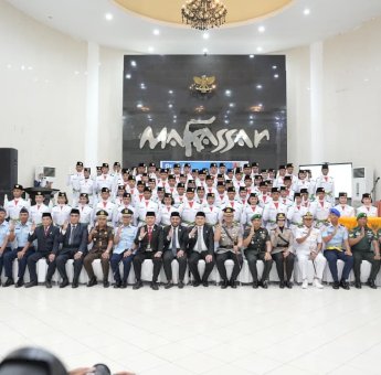 Munafri Kukuhkan 70 Paskibraka Makassar untuk Upacara HUT ke-81 RI
