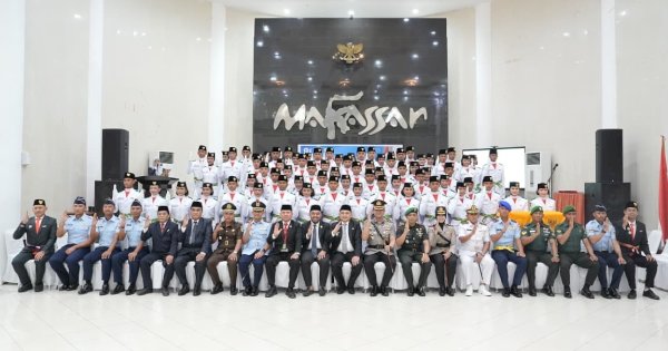 Munafri Kukuhkan 70 Paskibraka Makassar untuk Upacara HUT ke-81 RI