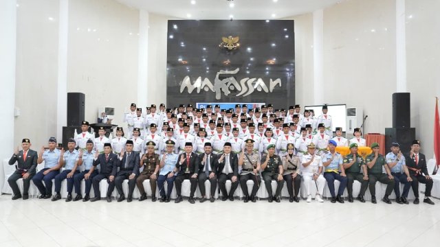 Munafri Kukuhkan 70 Paskibraka Makassar untuk Upacara HUT ke-81 RI