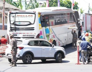 Satpol PP Makassar Kerahkan 30 Personel Kawal Antrean BBM di Sejumlah SPBU