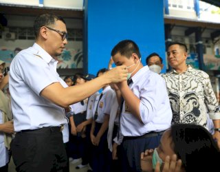 Sekda Makassar Turun ke Sekolah, Bagikan Masker untuk Lindungi Siswa Akibat Kualitas Udara Buruk