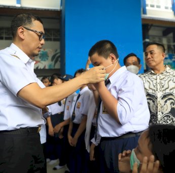 Sekda Makassar Turun ke Sekolah, Bagikan Masker untuk Lindungi Siswa Akibat Kualitas Udara Buruk