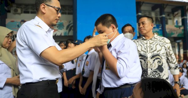 Sekda Makassar Turun ke Sekolah, Bagikan Masker untuk Lindungi Siswa Akibat Kualitas Udara Buruk
