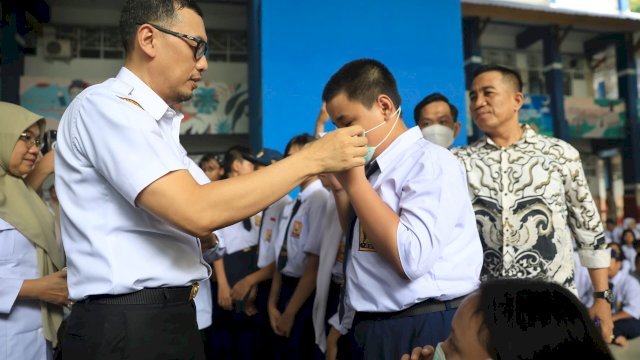 Sekda Makassar Turun ke Sekolah, Bagikan Masker untuk Lindungi Siswa Akibat Kualitas Udara Buruk