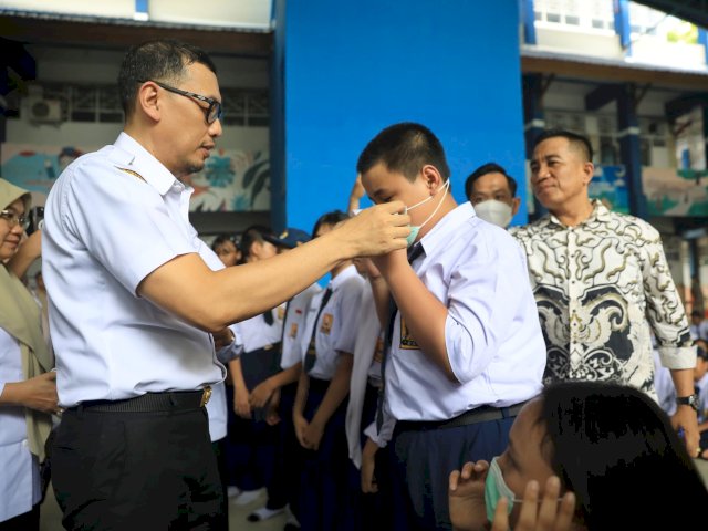 Sekda Makassar Turun ke Sekolah, Bagikan Masker untuk Lindungi Siswa Akibat Kualitas Udara Buruk
