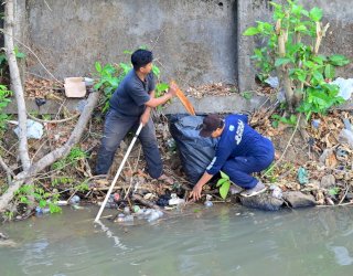 PDAM Makassar Bersihkan Saluran Air Baku di Jalan Abdul Dg Sirua